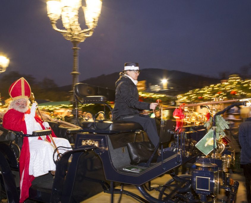 Ein Höhepunkt für Kinder ist auf dem Weihnachtsmarkt in Baden-Baden der Besuch des Nikolaus am 6. Dezember