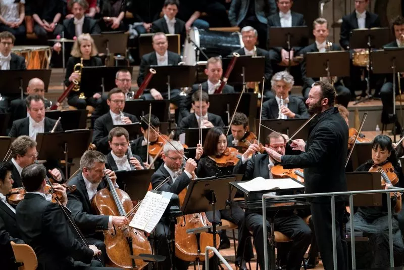 Kirikk Petrenko dirigiert die Berliner Philharmoniker durch die Osterfestspiele 2024 im Festspielhaus Baden-Baden