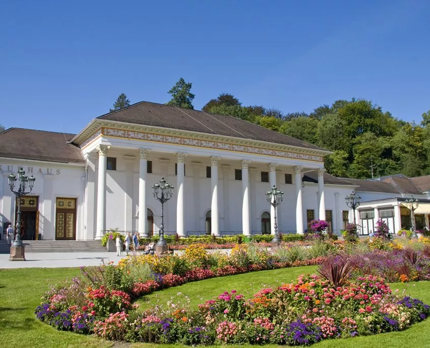 Das kurhaus Baden-Baden gehört zu den wichtigen Sehenswürdigkeiten und liegt auf der Route des Elektrobusses 208. Der Bus hält direkt beim Hotel am Sophienpark