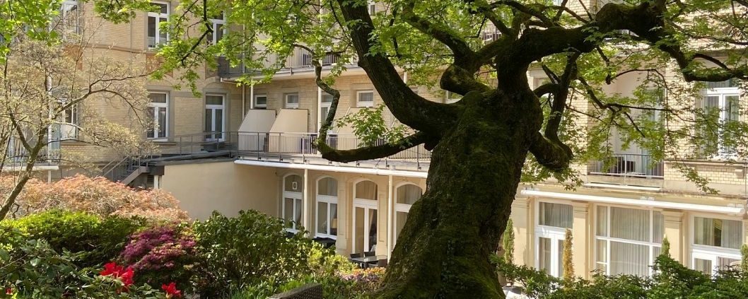 Garten Sitzgruppe Mitten in Baden-Baden bietet das Hotel am Sophienpark einen ruhigen gepflegten Hotelpark. Besonders schön ist die Azaleenblüte im Mai.