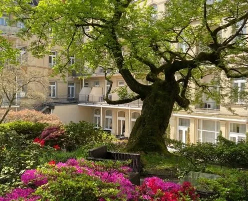 Mitten in Baden-Baden bietet das Hotel am Sophienpark einen ruhigen gepflegten Hotelpark. Besonders schön ist die Azaleenblüte im Mai.