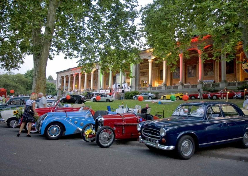 Im Juli treffen isch die schönsten Oldtimer für das Oldtimer Meeting vor dem Kurhaus Baden-Baden.