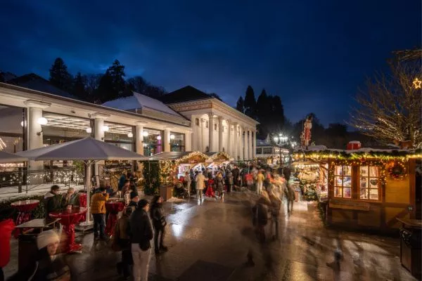 Der Weihnachtsmarkt in Baden-Baden vor dem Kurhaus und in den Kolonnaden liegt nur wenige Minuten vom hotel am Sophienpark entfernt