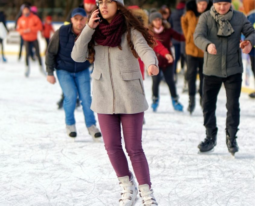 Die Eisarena auf dem Augustaplatz in Baden-Baden bietet viel Spaß für Jung und Alt