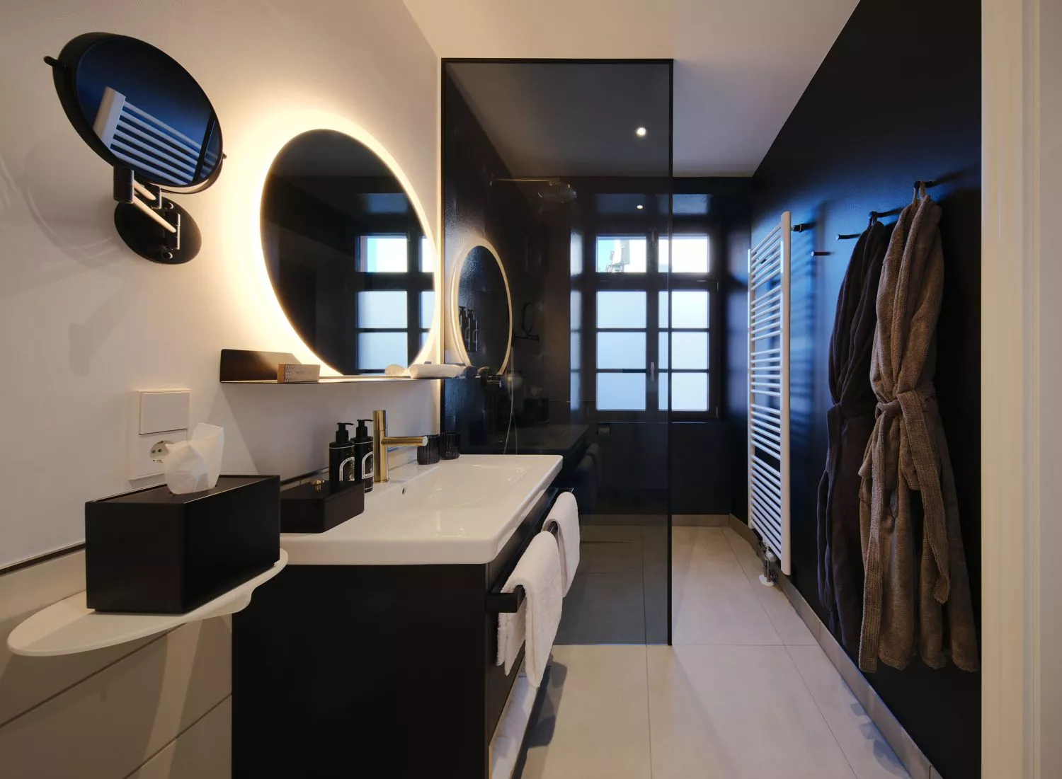 Die Badezimmer in der Dependance des hotel am Sophiepnark in Baden-Baden sind groß und barrierefrei mit Regendusche und luxuriösen Amenities