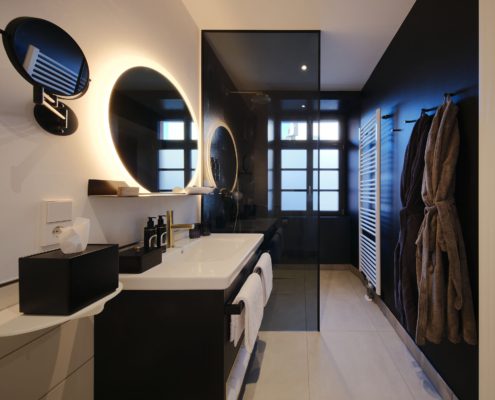 Die Badezimmer in der Dependance des hotel am Sophiepnark in Baden-Baden sind groß und barrierefrei mit Regendusche und luxuriösen Amenities