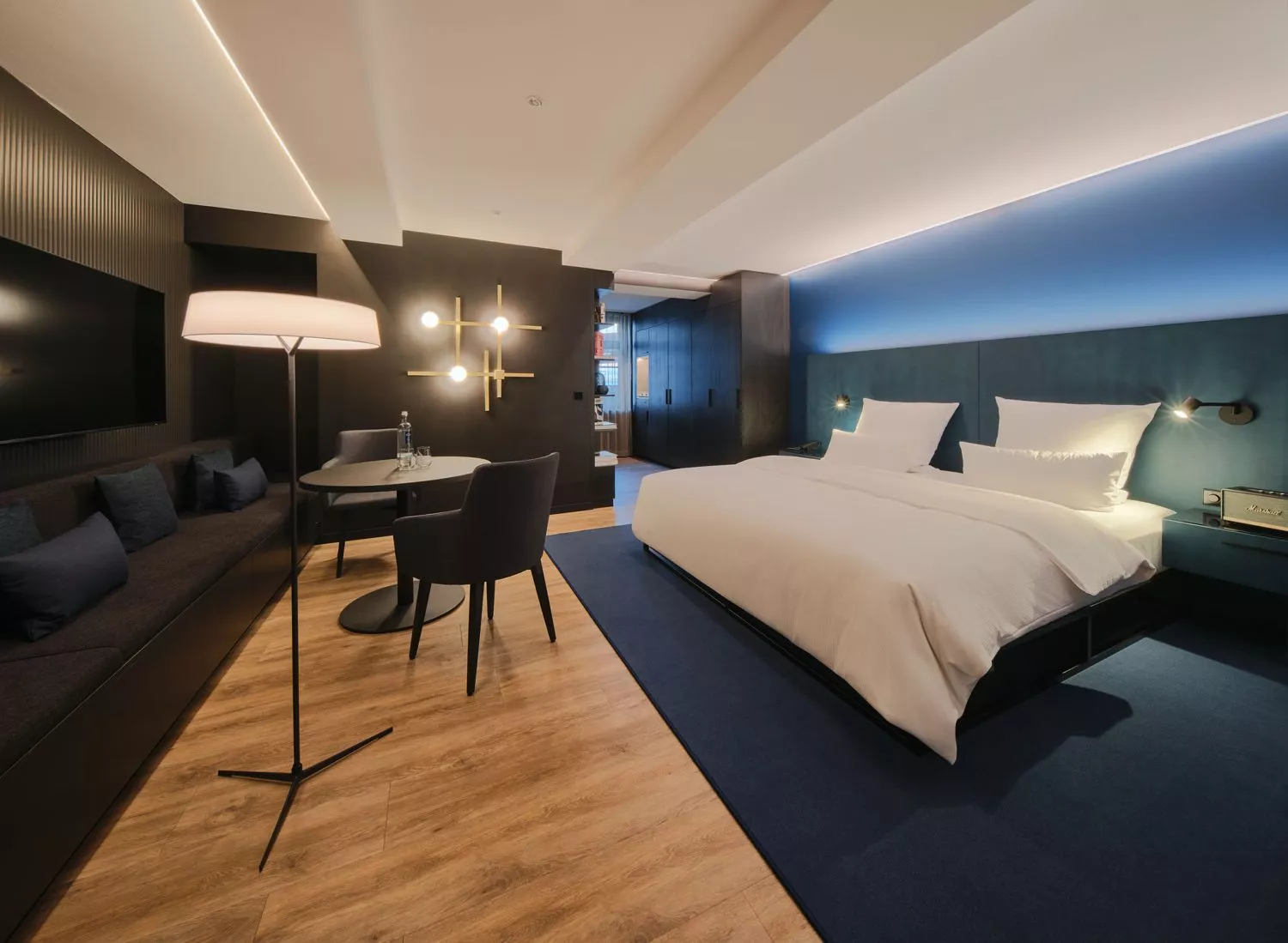 Deluxe Zimmer der Dependance des Hotel am Sophienpark haben eine luxuriöse Größe und bieten die Möglichkeit für ein zusätzliches Bett. Sie sind klimatisiert und mit einer Kitchenette, Minibar und vielen Amenities ausgestattet.