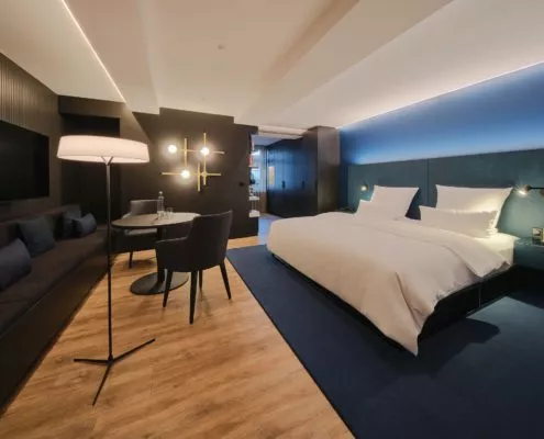 Deluxe Zimmer der Dependance des Hotel am Sophienpark haben eine luxuriöse Größe und bieten die Möglichkeit für ein zusätzliches Bett. Sie sind klimatisiert und mit einer Kitchenette, Minibar und vielen Amenities ausgestattet.