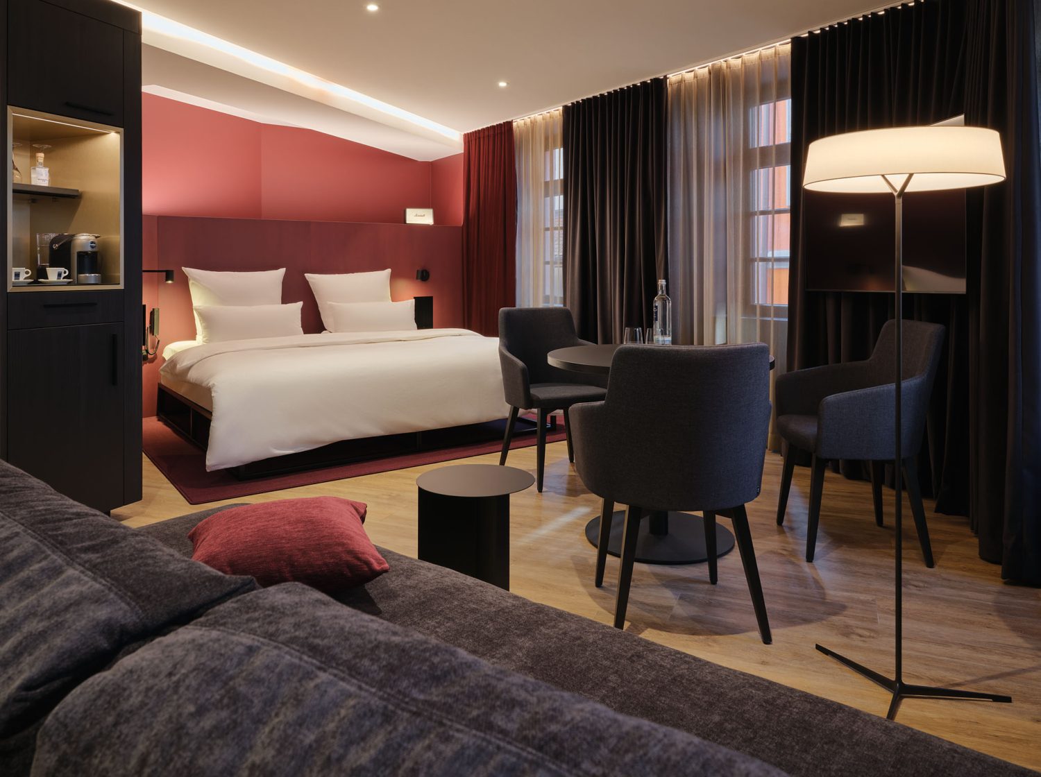 Mit der Zimmerkategorie Deluxe Dependance ist dem Hotel am Sophiepnark ein großer Wurf gelungen. Mitten in Baden-Baden findet man ideale Voraussetzungen für Langzeitaufenthalte. Mit Sofa und Sitzecke, Minibar und Kitchenette, Lavazza Kaffeemaschine und Teekocher