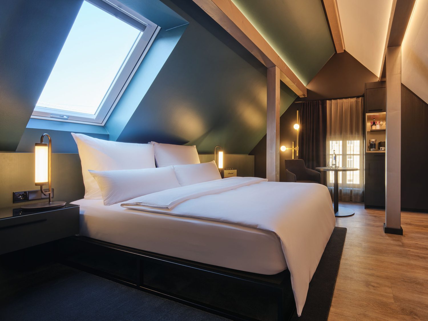 Die Dependance liegt im Garten des Hotel am Sophienpark in Baden-Badne. Das Queen Zimmer ist klimatisiert und liegt romantisch unter dem Dach