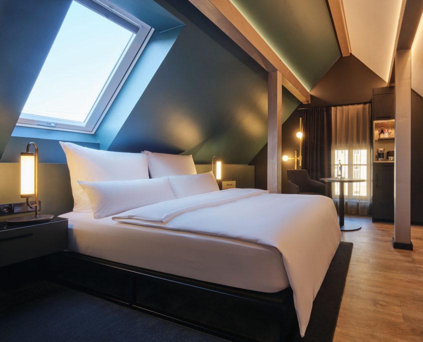 Die Dependance liegt im Garten des Hotel am Sophienpark in Baden-Badne. Das Queen Zimmer ist klimatisiert und liegt romantisch unter dem Dach