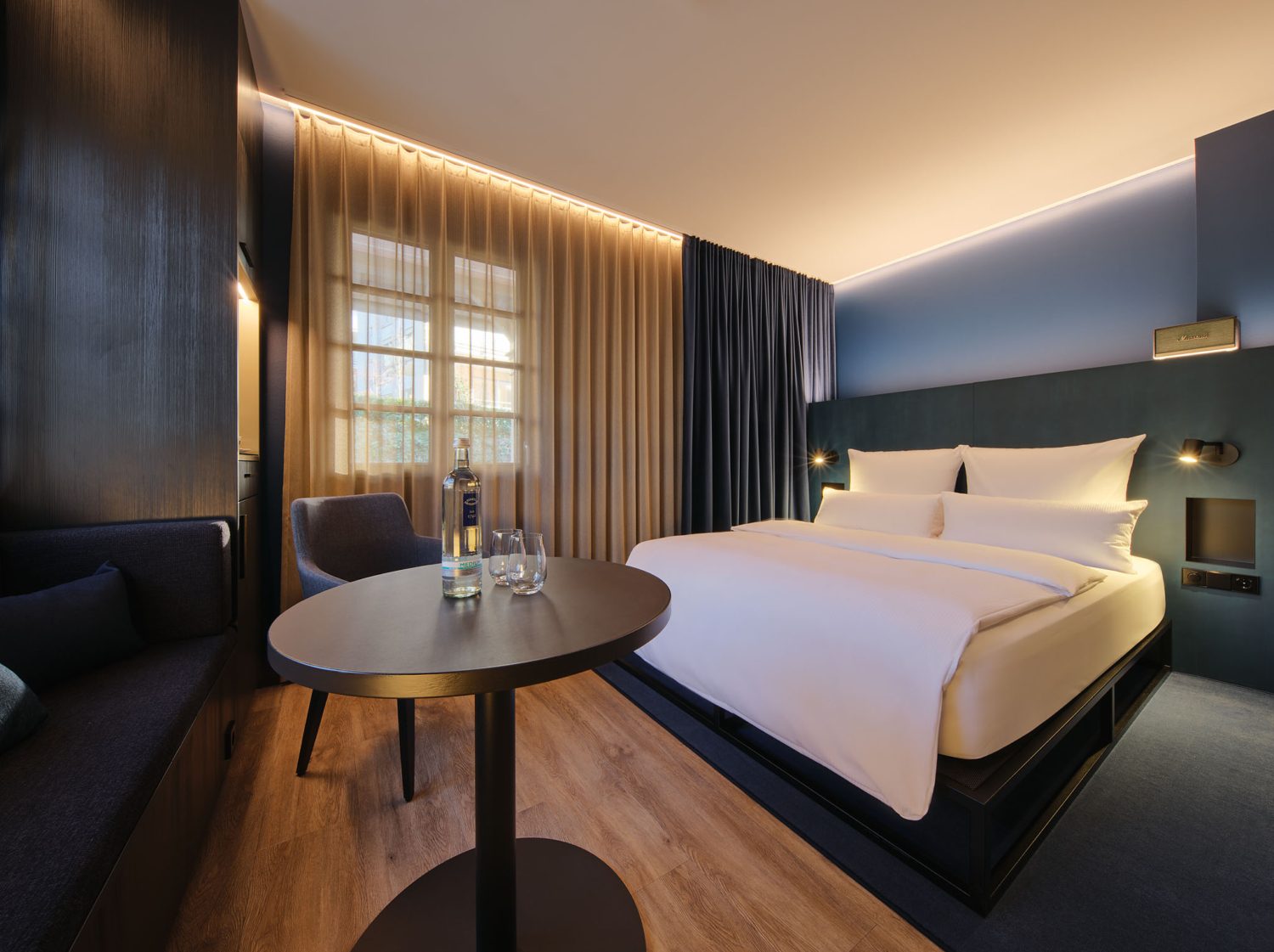 Das Queen Superior Zimmer in der Dependance des Hotel am Sophienpark hat einen eigenen Balkonanteil nahe dem Hotelpark. Es ist klimatisiert, hat eine Minibar und Sitzgruppe.klimatisiert