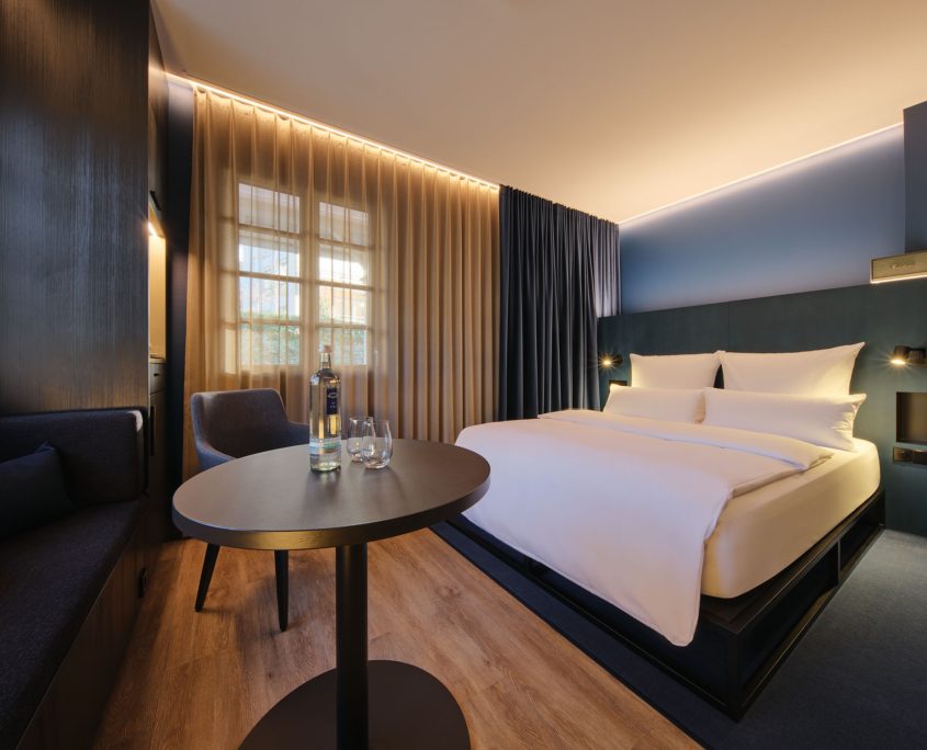 Das Queen Superior Zimmer in der Dependance des Hotel am Sophienpark hat einen eigenen Balkonanteil nahe dem Hotelpark. Es ist klimatisiert, hat eine Minibar und Sitzgruppe.klimatisiert