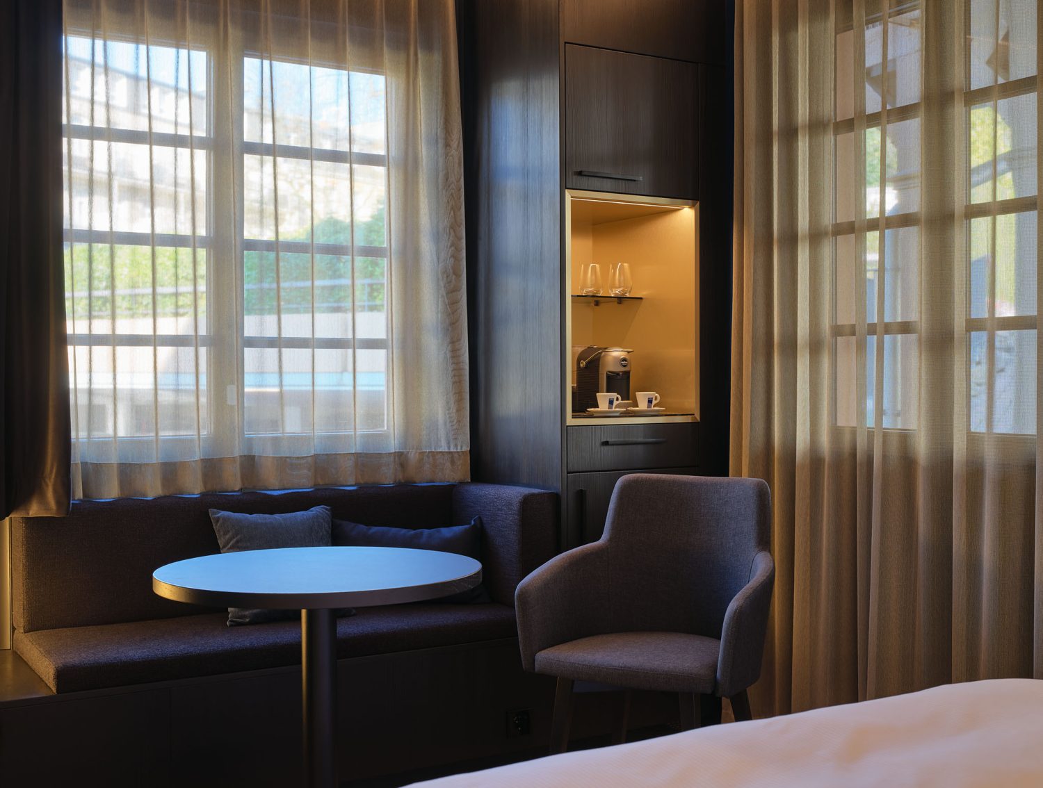 Das Queen Superior ist in der klimatisierten Dependance am Ende des Hotelparks des Hotel am Sophienpark in Baden-Baden. Es hat einen Balkonanteil mit Lounge Möbeln