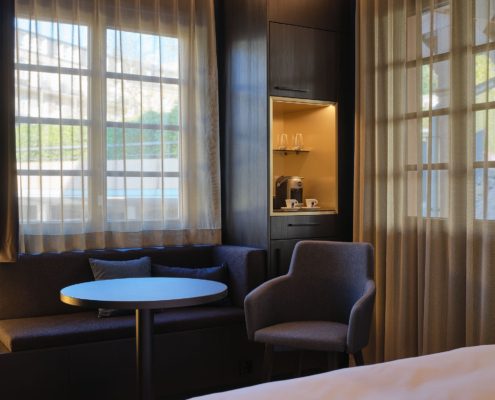 Das Queen Superior ist in der klimatisierten Dependance am Ende des Hotelparks des Hotel am Sophienpark in Baden-Baden. Es hat einen Balkonanteil mit Lounge Möbeln