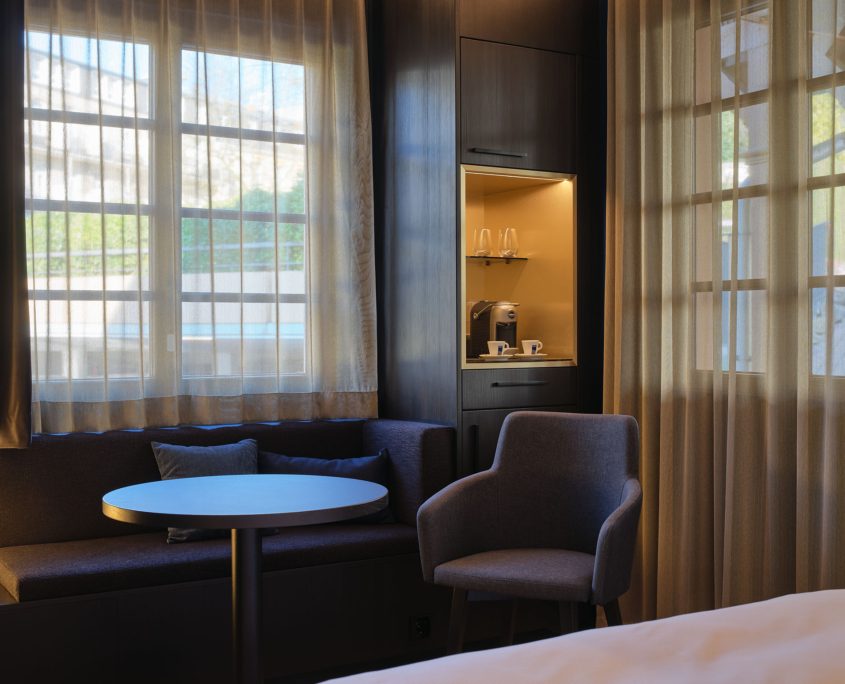 Das Queen Superior ist in der klimatisierten Dependance am Ende des Hotelparks des Hotel am Sophienpark in Baden-Baden. Es hat einen Balkonanteil mit Lounge Möbeln