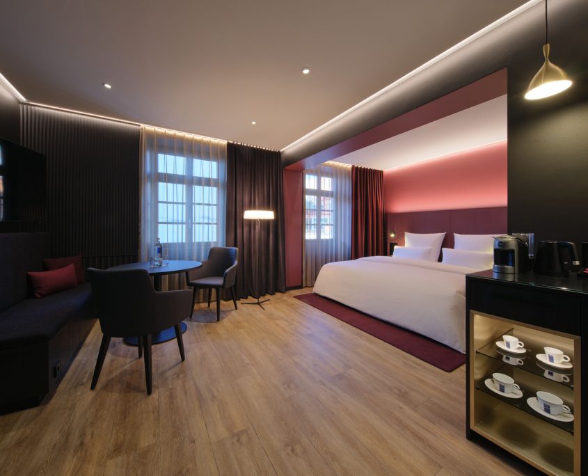 Superior Zimmer in der Dependance des Hotel am Sophienpark in Baden-Baden bieten angenehme Größe mit Sitzgruppe, Minibar, Kitchenette, KLimaanlage,