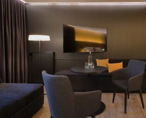 Große Flachbildschirme und gemütliche Sitzmöbel machen die Superior Zimmer der Dependance des hotel am Sophienpark im Zentrum von Baden-Baden wohnlich