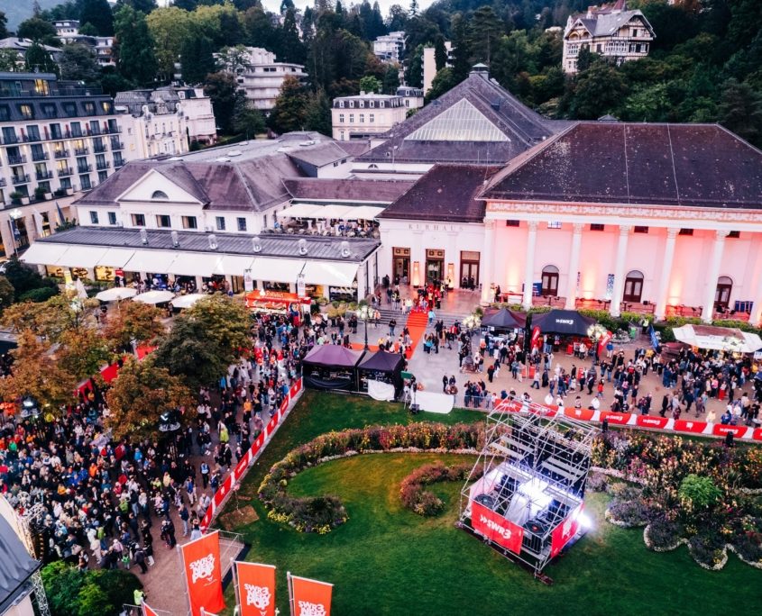 30 Jahre SWR 3 New Pop. Das ganze Gelände am Kurhaus Baden-Baden im Festival Fieber