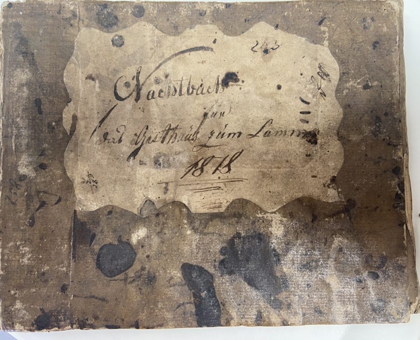 Das Gästebuch des früheren Gasthauses Zum Goldenen Lamm zeigt die Beliebtheit des Resturants mit Beherbung. 1733 bekam es die Ewige Schildgerechtigkeit.