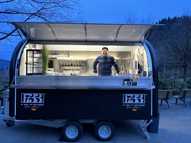 Das Catering vom hotel am Sophienpark bietet einen Trailer mit der Aufschrift 1733 Restaurants & Bar. Damit macht es Werbung für sein zukünftiges Restaurant in der Sophienstraße in Baden-Baden