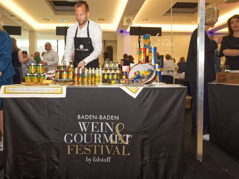 Falstaff Wein & Gourmet Festival Baden-Baden.  2025 ist unser 1733 Restaurant & Bar Catering im Kongressahusgarten und bietet Levante Küche an.