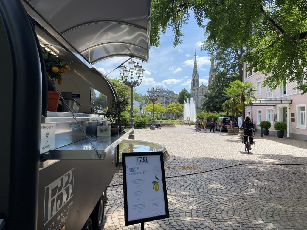 1733 Foodtrailer von THE FLORIS auf dem Augustaplatz in Baden-Baden. Joachim ist der neue Culinary Head Chief und begeistert mit seiner Interpretation der Levante Küche