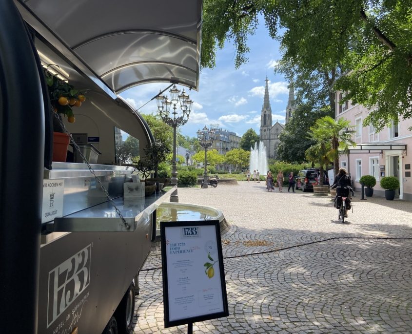 1733 Foodtrailer vom Hotel am Sophienpark auf dem Augustaplatz in Baden-Baden. Joachim ist der neue Culinary Head Chief und begeistert mit seiner Interpretation der Levante Küche