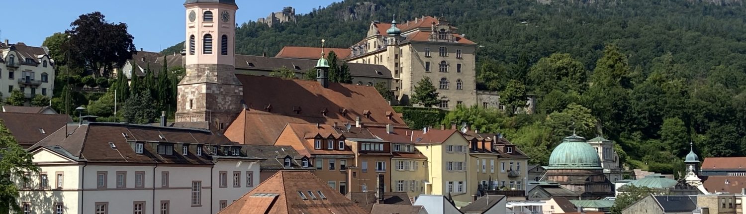 Vom Dach des Hotel am Sophienpark in Baden-Baden hat man einen atemberaubenden Blick. Man sieht in die Alstadt