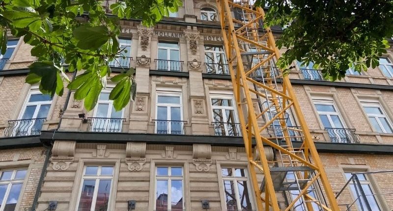 Der Baukran steht in der Sophienstraße 14 in Baden-Baden vor dem Hotel am Sophienpark.