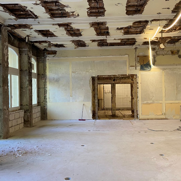 Seit Januar 2025 wird das Hotel am Sophienpark in Baden-Baden renoviert. Der frühere Frühstückssaal ist komplett entkernt.