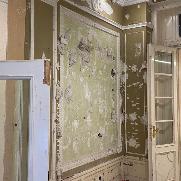 Das hotel am Sophienpark in Baden-Baden wird seit Januar 2025 renoviert und umgebaut. Im Flur und Frühstückssaal hat man ursprüngliche grüne Farbgestaltungen entdeckt.