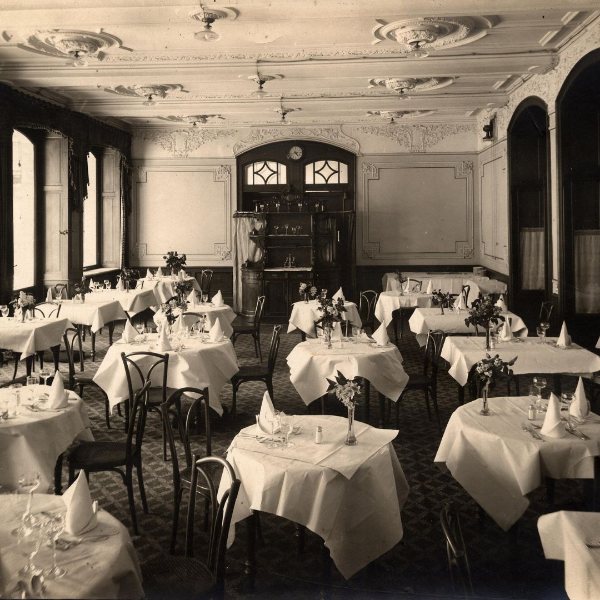 das Hotel am Sophiepnark in Baden-Baden wird aufwendig renoviert und umgebaut. Man sieht das Frühstücksrestaurant von 1900.