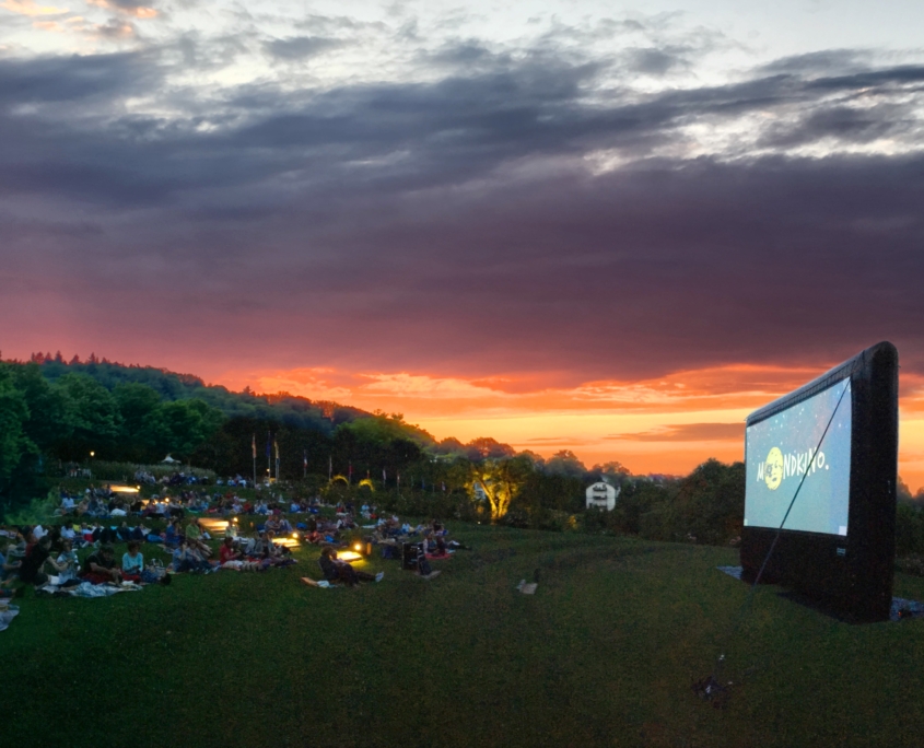 Das Mondkino im August im Rosenneuheitenkgarten ist ein Must See laut THE FLORIS Baden-Baden