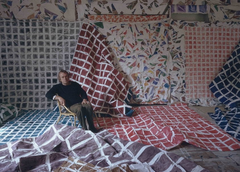 Simon Hantaï in seinem Atelier in Meun, 1976 - damit beginnt das Museum Frieder Burda eine neue Ausstellung im August 2026. Nur wenige Schritte von THE FLORIS entfernt.