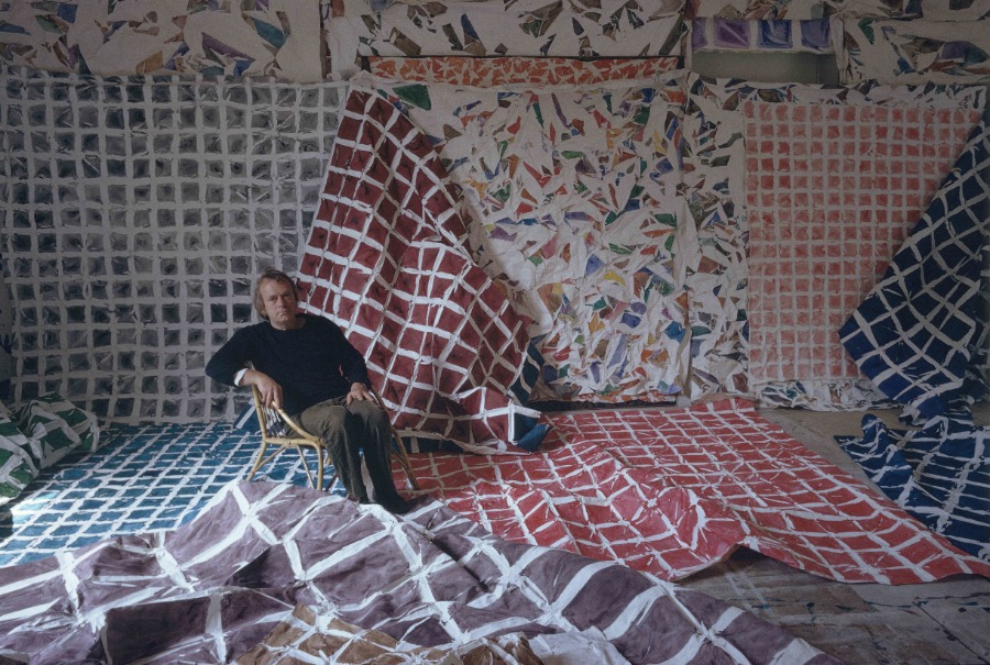 Simon Hantaï in seinem Atelier in Meun, 1976 - damit beginnt das Museum Frieder Burda eine neue Ausstellung im August 2026. Nur wenige Schritte von THE FLORIS entfernt.