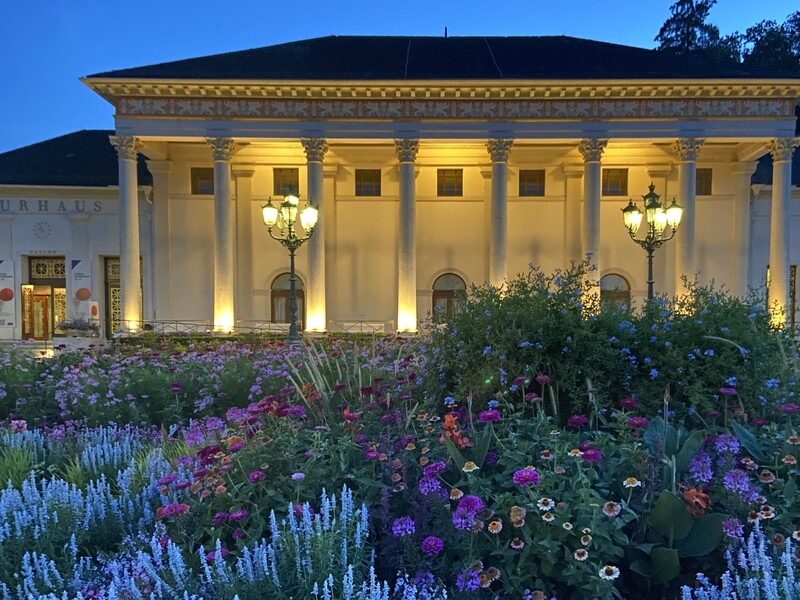 Das Kurhaus Baden-Baden liegt wenige Schritte von der THE FLORIS Dependance entfernt. Mitten in Baden-Baden flaniert man in Sommernächten gerne.